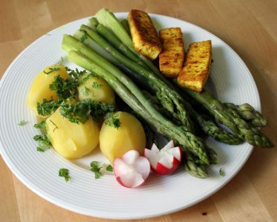Grüner Spargel mit Kartoffeln und Tofu-Curry-Stäbchen