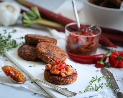 Grünkern-Bohnen-Buletten mit Rhabarber-Chutney