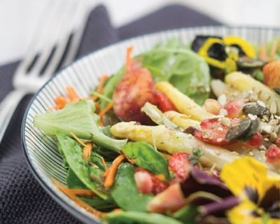 Sommerlicher Spargelsalat mit Erdbeeren