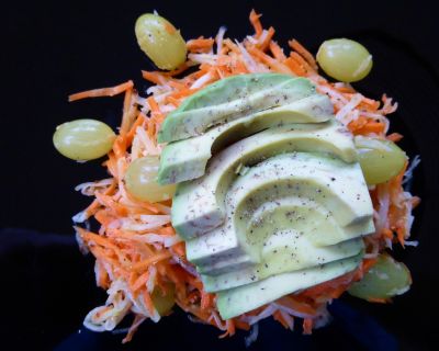 KOHLRABI-MÖHREN-SALAT MIT TRAUBEN UND AVOCADO