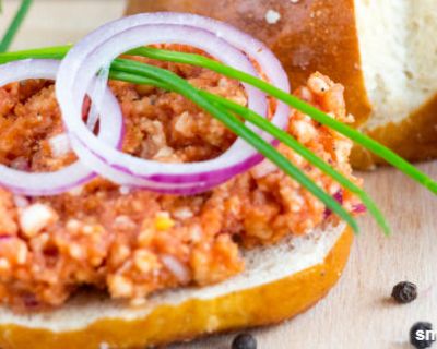 “Hackepeter” selber machen – ohne Fleisch, dafür mit Reiswaffeln