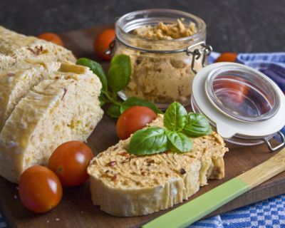 Veganer Feta-Tomaten-Aufstrich – Stullenglück!