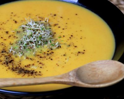 Vegane Süßkartoffel-Kokos-Suppe mit Ingwer