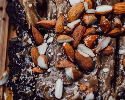 Super saftige, weihnachtliche Nuss-Brownies [mit Geheimzutat] [PS: Vegan, glutenfrei & zuckerfrei]