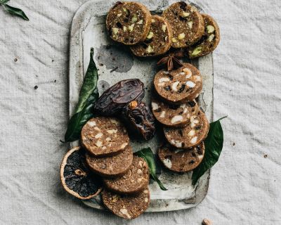 Süße Salami aus vollwertigen Zutaten (in 3 verschiedenen Sorten: Walnuss-Feige, Haselnuss-Rosine & Pistazie-Cranberry)