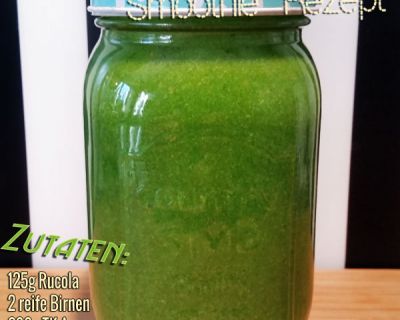 Grüner Smoothie mit Stangensellerie, Rucola, Petersilie, Birne und Ananas