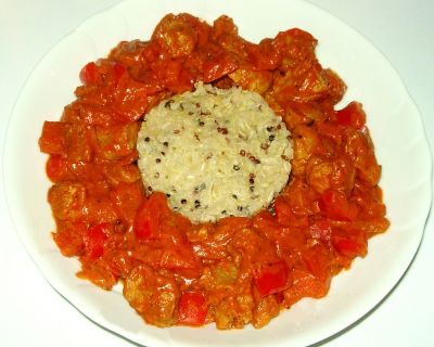 Quinoa-Reis mit Paprika-Rahm-Geschnetzeltem