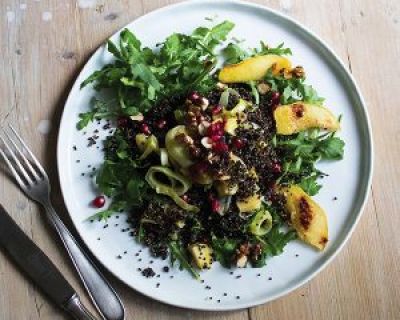 Schwarzer Quinoa auf Rucola mit Quitten-Lauch-Gemüse