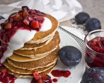 Buchweizen-Pancakes mit Zwetschgen-Kompott