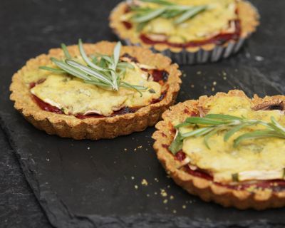 Gemüsetartelettes aus Quinoa- und Reismehl