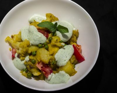 Kartoffelsalat meets Indien – mit Curry, Ingwer & Minzjoghurt