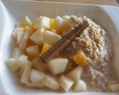 Veganes gesundes Frühstück – Warmer Haferbrei mit frischem Obst