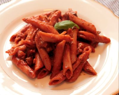Nudeln in Tomaten-Sahne Soße mit Walnüssen und Aubergine