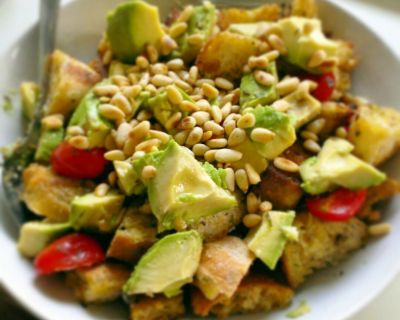 Rezept: Ciabatta Brotsalat mit Avocado, Kirschtomaten und Pinienkernen