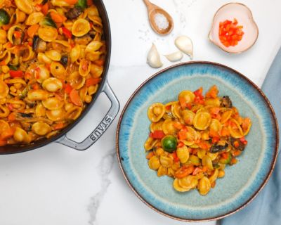 Cremige vegane One-Pot Pasta mit Paprika