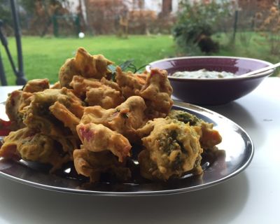 Pakoras – indische Gemüsebällchen mit Gurken-Joghurt-Dip