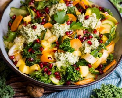 Bunter Salat mit Grünkohl-Cashew Paste und Granatapfelkernen