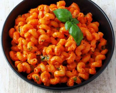 Schnelle vegane Pasta mit Tomatenmark und Kokosmilch