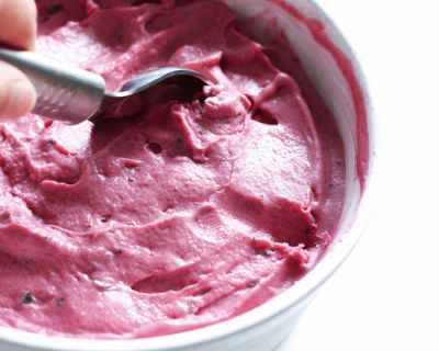 Natürlich gesüsstes veganes Kirsch-Eis mit Schokosplittern