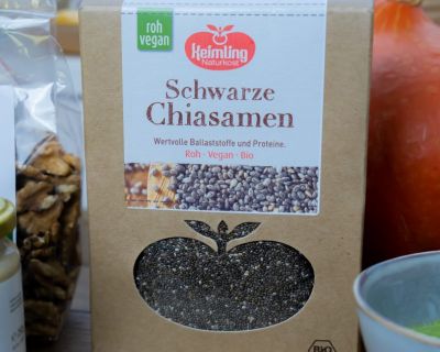Gefüllter Kürbis mit Quinoa, Obst, Tahin-Pesto & Granatapfelkernen