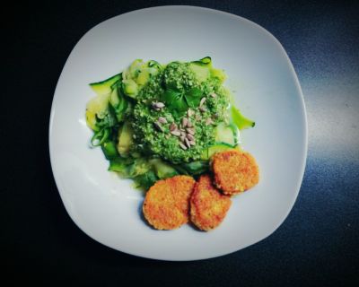 Rucolapesto auf Zucchinispaghetti & Falafel