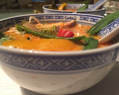 vegane Tom Yum Suppe mit Ingwer und Zitronengras
