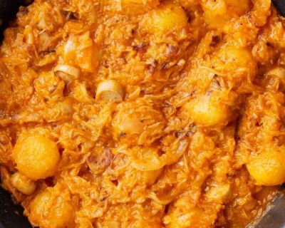 Deftige Miniknödel-Pfanne mit Sauerkraut und veganen Bratwürstchen