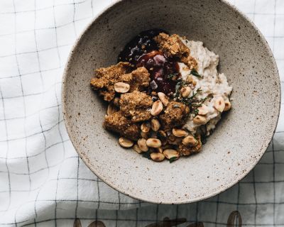 Peanut Butter & Jelly Frühstücks-Bowl mit schnellem 2-Zutaten-Erdnuss-Rawnola