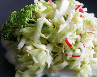 Rohkost-Spitzkohl-Salat mit Cashewsahne