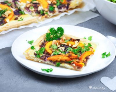 Blätterteig Quickie: Kürbis Flammkuchen mit Joghurt, Zwiebeln, Knoblauch & Cashew Kernen
