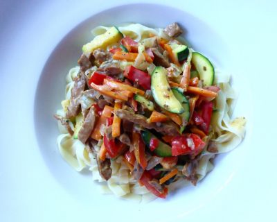 TAGLIATELLE MIT GEMÜSE-RAHMGESCHNETZELTEM