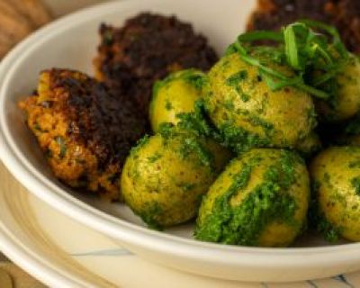 Würzige Boulettchen an Drillingen in Bärlauch-Walnuss-Pesto