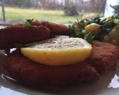 veganes Schnitzel Wiener Art mit Kartoffel-Gurken-Salat