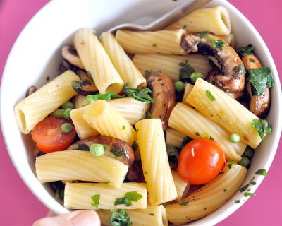 Petersilien-Pasta mit Champignons und Cocktailtomaten