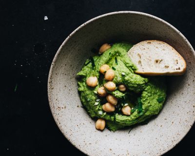 Bärlauch-Hummus – So grün wie die Frühlingswiese draußen