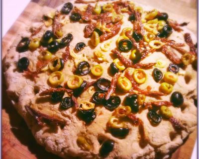 Veganes Focaccia mit Oliven und getrockneten Tomaten