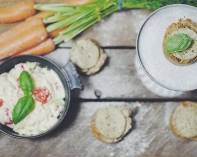 Glutenfreie Gemüsemuffins mit veganem Dip