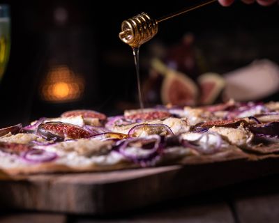 Veganer Flammkuchen mit Camembert und Feige