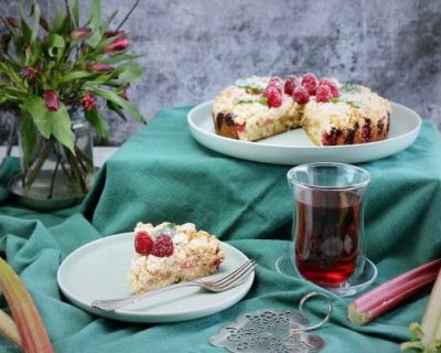 Rhabarberstreuselkuchen mit Himbeeren
