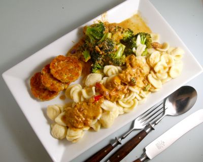 Brokkoliauflauf mit Tahin und knusprigen Tempeh-Chips