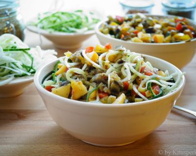 Kohlrabi- und Gurkenspaghetti mit Pfirsich-Ratatouille-Salsa