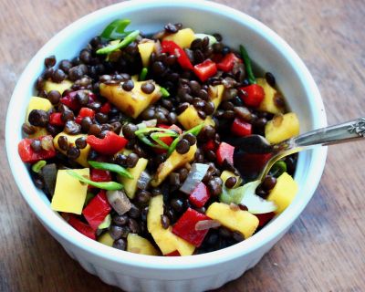 Salat von Mango und Belugalinsen